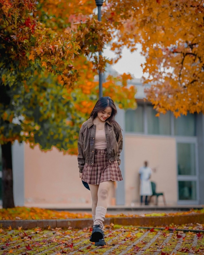 Bikin Penampilan Makin Cute, Ini Ide OOTD dengan Padu Padan Skirt ala Fuji