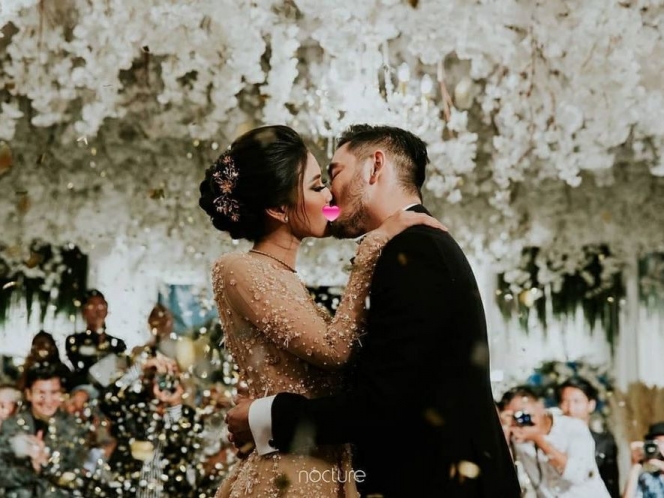 So Sweet dan Bikin Baper, Ini 12 Wedding Kiss Selebriti Tanah Air