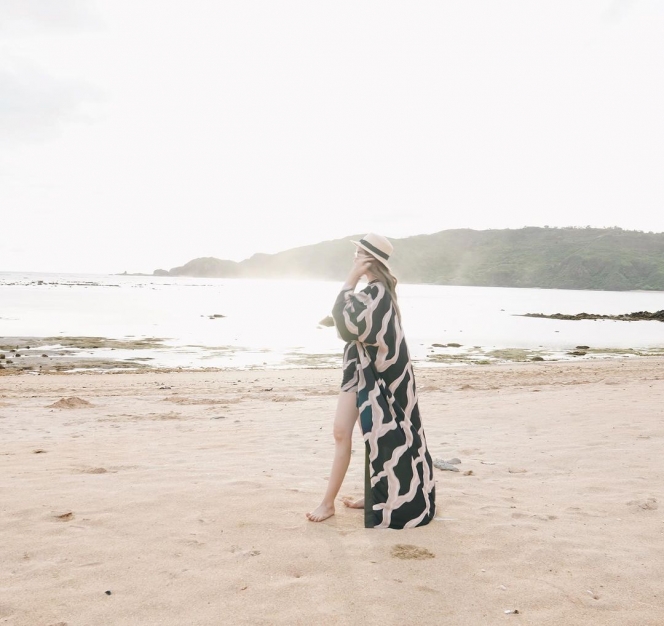 Body Goalsnya Jadi Sorotan, Ini Potret Liburan Momo Geisha di Lombok yang Panen Pujian