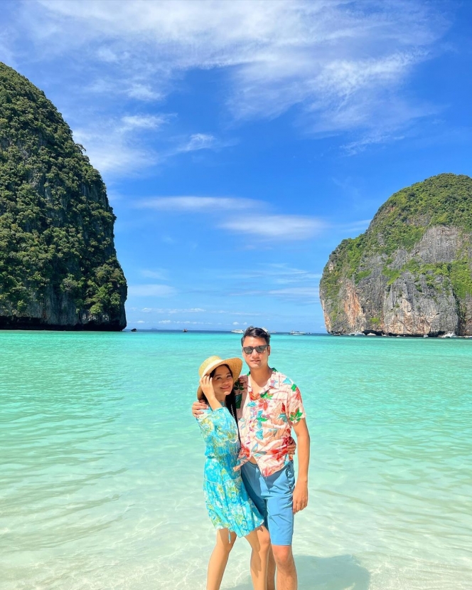 Berasa Honeymoon Lagi, Ini Potret Romantis Titi Kamal dengan Christian Sugiono saat Liburan di Thailand