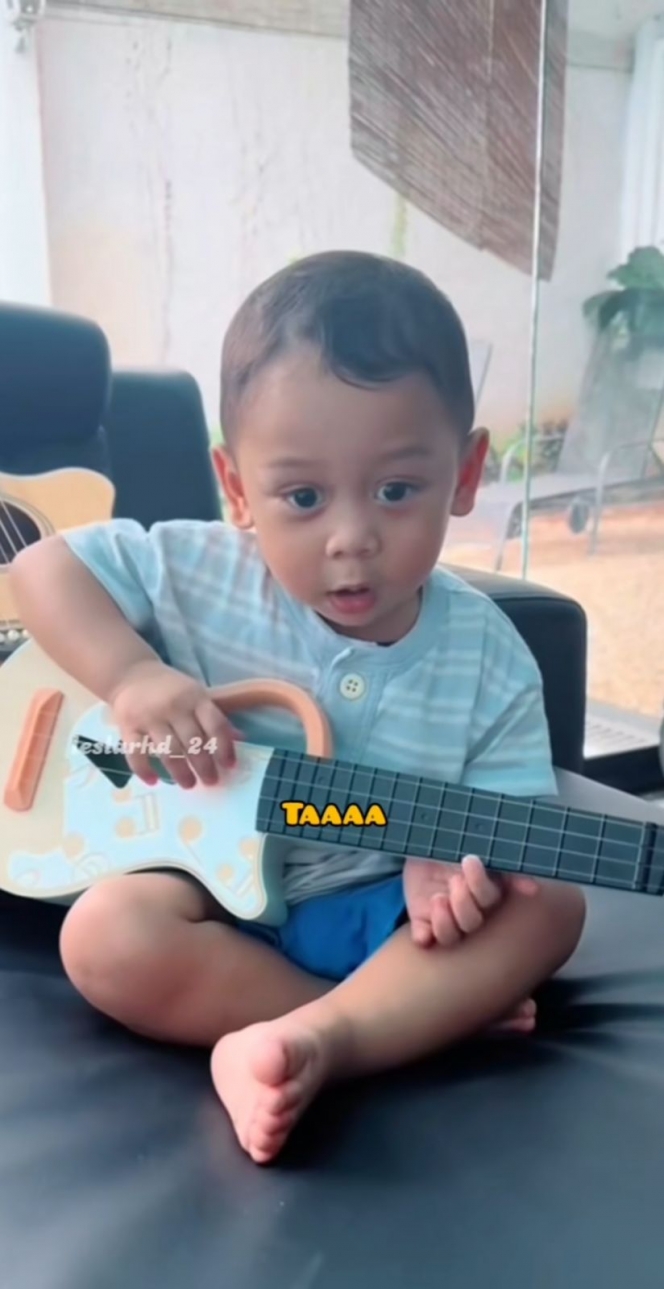 Kumpulan Potret Gemas Baby L Main Gitar, Udah Cocok Jadi Musisi Berbakat Belum Nih?
