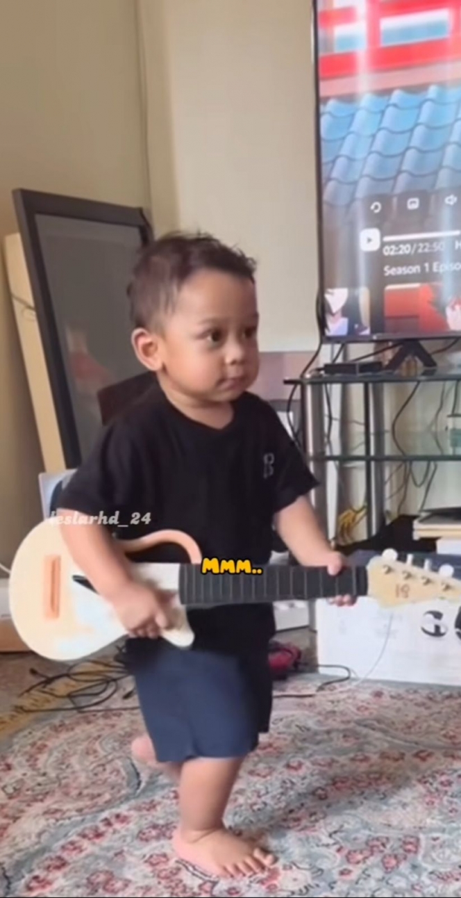 Kumpulan Potret Gemas Baby L Main Gitar, Udah Cocok Jadi Musisi Berbakat Belum Nih?