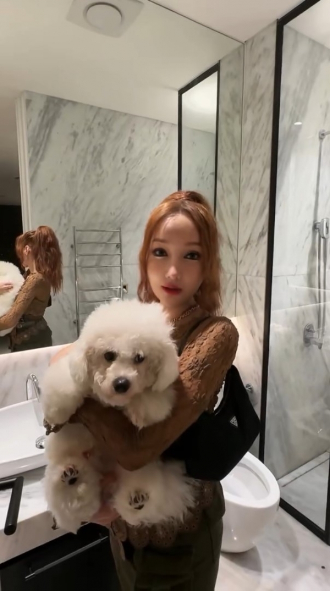 Deretan Potret Lucinta Luna saat Gendong Anjing, Paras Cantiknya Dipuji Mirip Park Min Young
