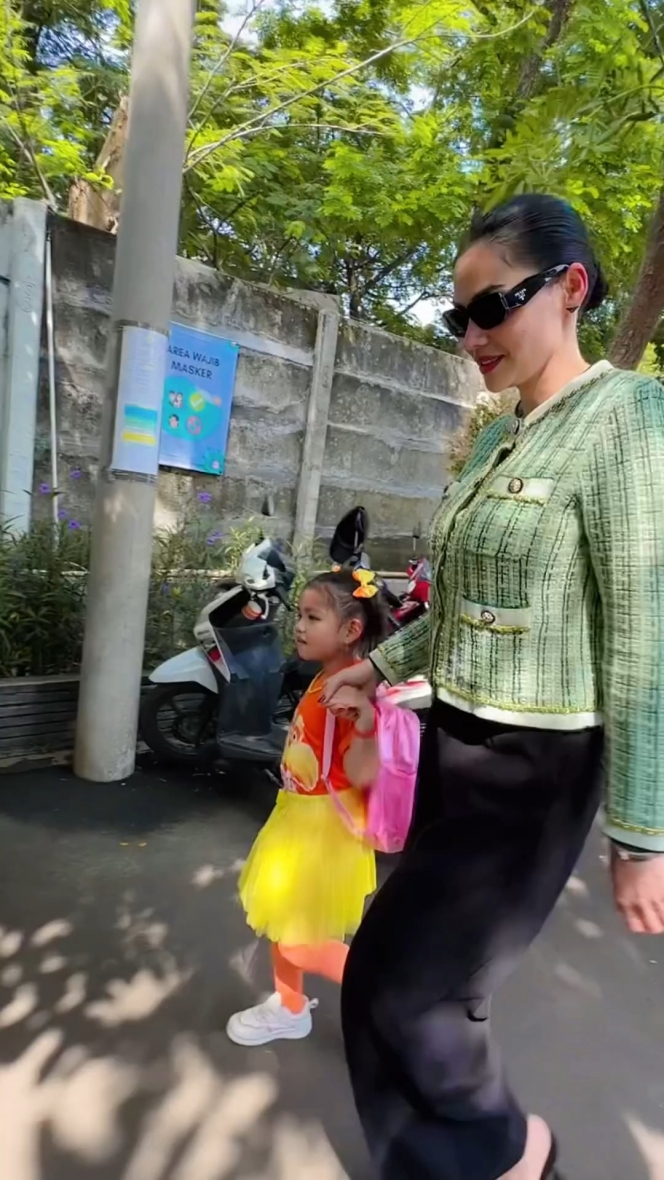 Begini Momen DJ Katty Butterfly Saat Datang ke Acara Sekolah Anak, Aura Keibuannya Terpancar!