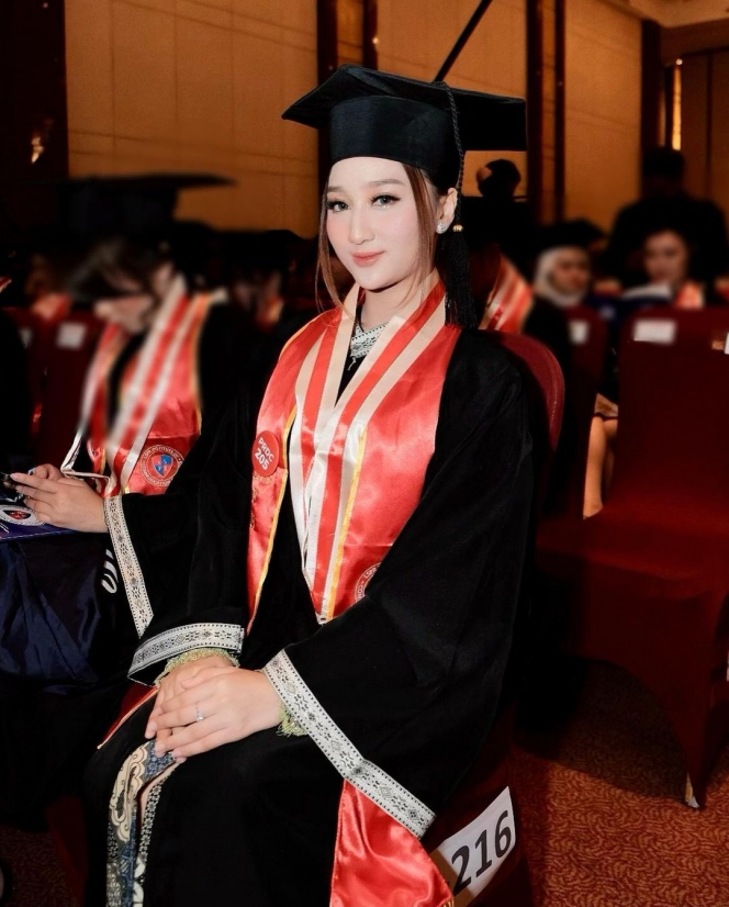 Potret Wisuda Sandrina Mazaya IMB, Kecantikannya Curi Perhatian!