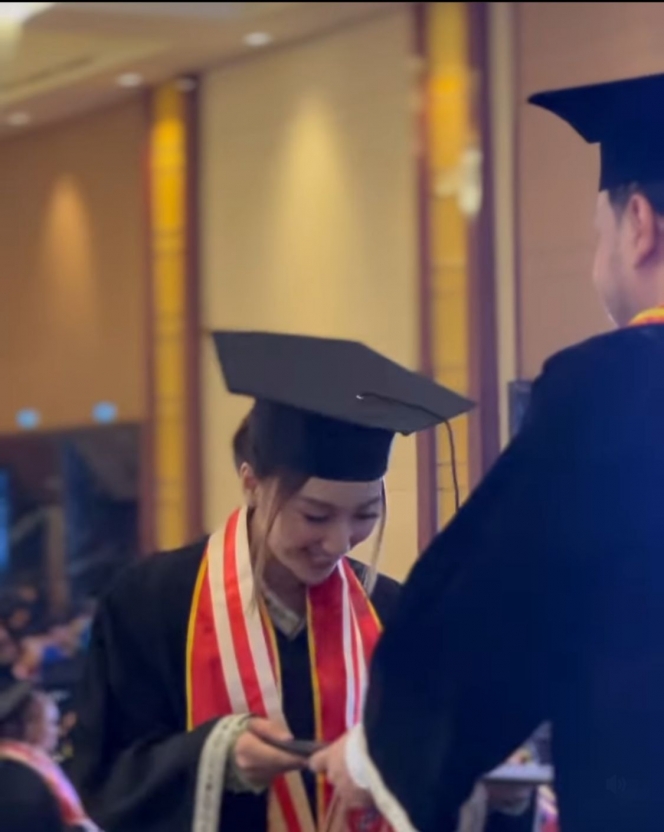 Potret Wisuda Sandrina Mazaya IMB, Kecantikannya Curi Perhatian!