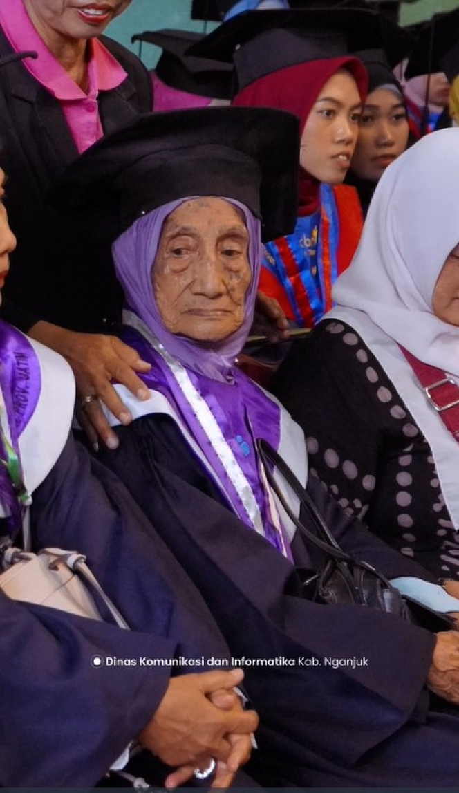 Umur Gak Jadi Halangan, Ini Potret Nenek di Nganjuk yang Sukses Raih Sarjana di Usia 94 Tahun!