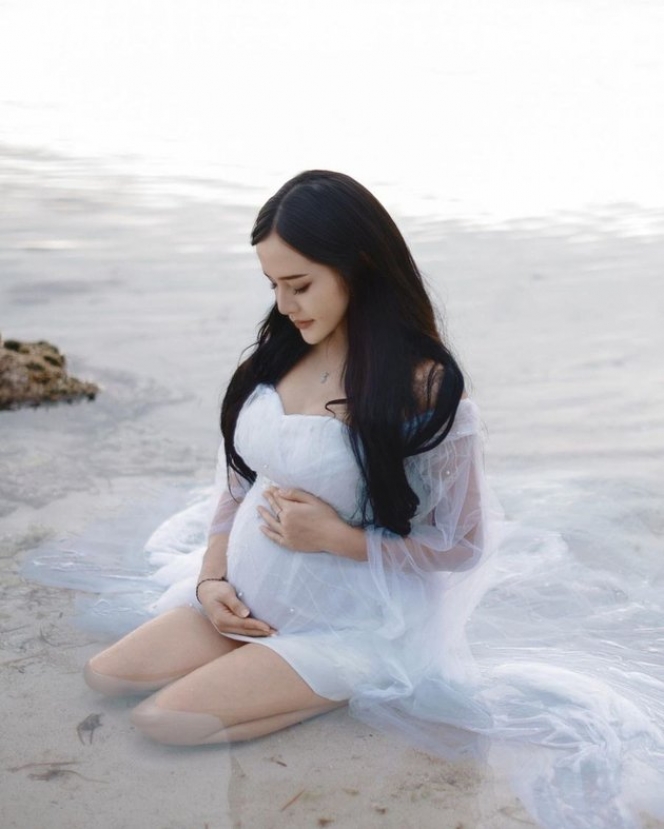 Potret Maternity Shoot Bella Bonita Istri Denny Caknan, Pakai Dress Putih hingga Pose Anggun di Pantai