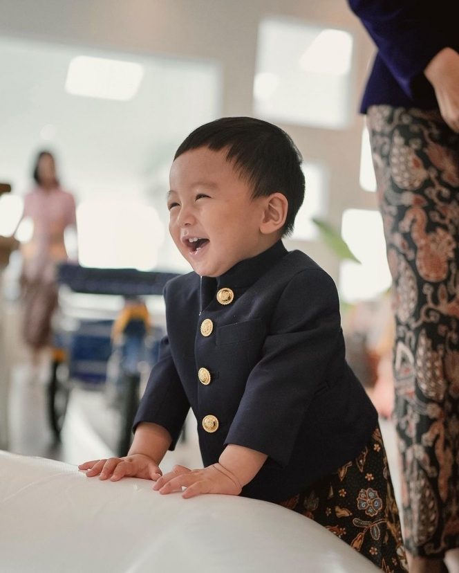 Pakai Beskap dan Belangkon, Ini Ulang Tahun Baby Timo Anak Kedua Chef Arnold yang Ganteng Banget