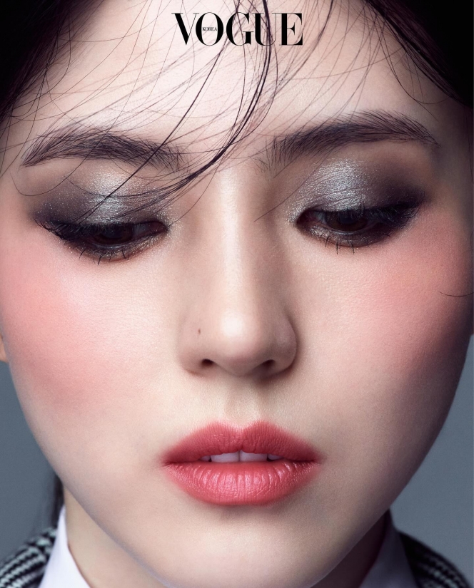 Tampil Old Fashion, Han So Hee Sukses Bikin Terpana Penggemar di Pemotretan Majalah Vogue Korea