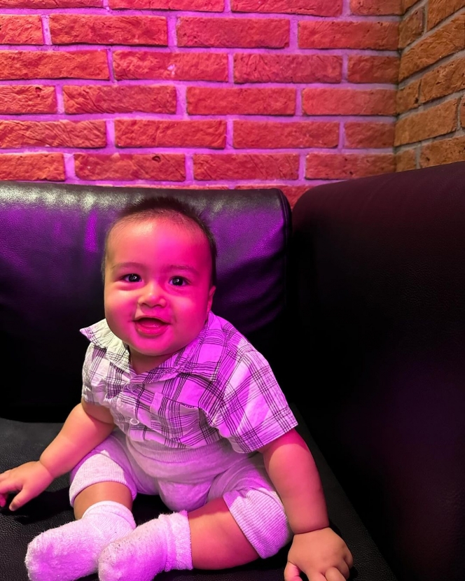 Potret Gemoy Baby Omar, Anak Kedua Vebby Palwinta yang Genap Berusia 9 Bulan