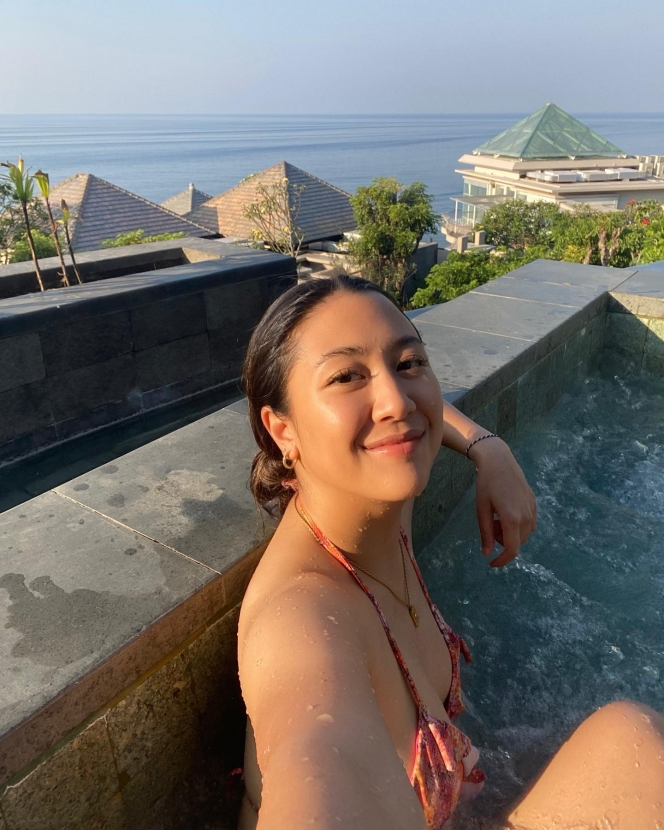 Deretan Potret Sherina Munaf Liburan ke Bali, Wajah Cantik dengan Riasan Minim Jadi Sorotan! 