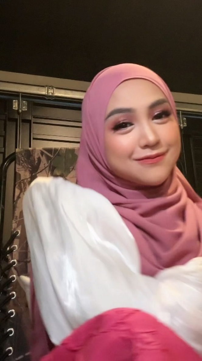 Bikin Netizen Pangling, Ini Deretan Potret Ria Ricis Full Make Up yang Beda Banget
