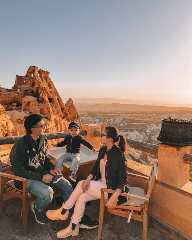View-nya Kayak di Negeri Dongeng, Ini Potret Nikita Willy dan Indra Priawan Ajak Baby Issa Healing ke Cappadocia