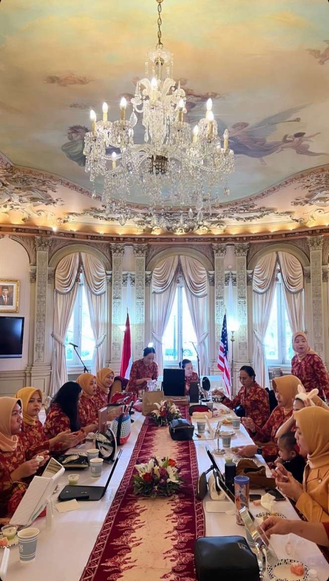 Jadi Ibu Pejabat, Ini Penampilan Cantik Enzy Storia Pakai Seragam Dharma Wanita di Washington DC