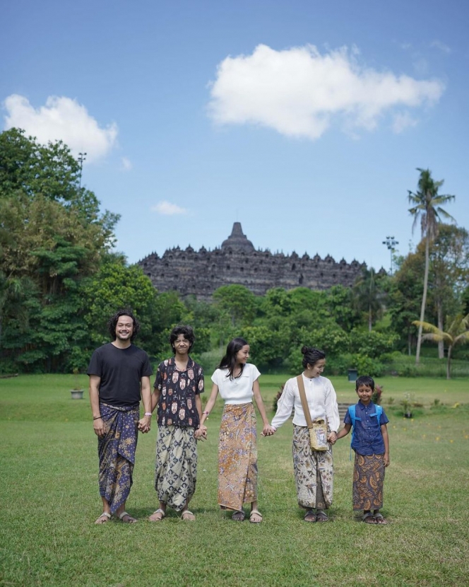 Family Goals Banget! Ini 10 Potret Liburan Keluarga Dwi Sasono ke Candi Borobudur