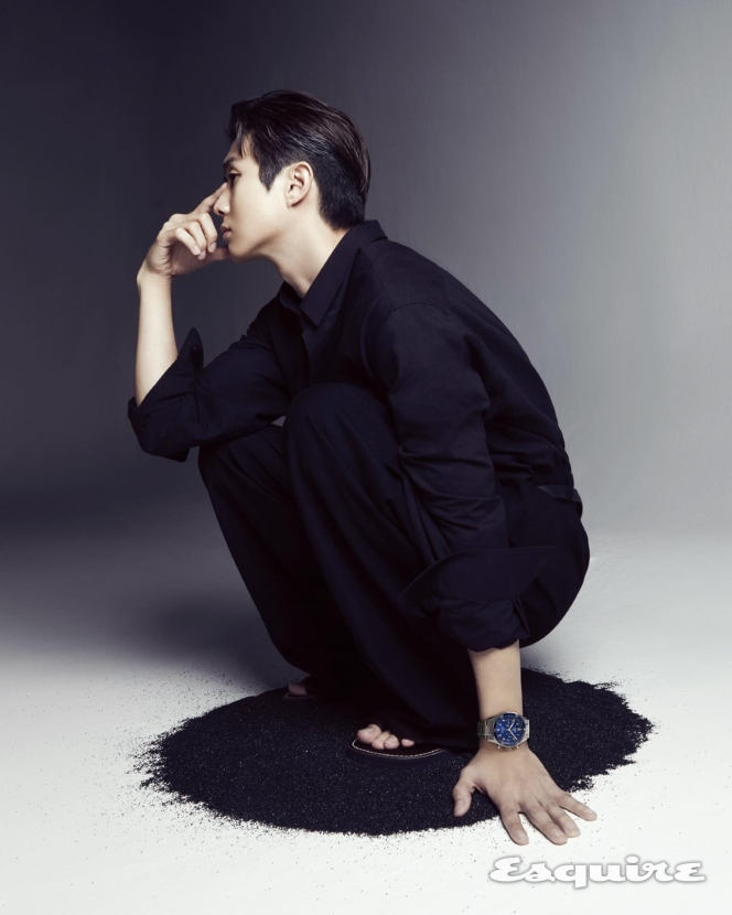 Tampil Sangat Tampan, Potret Choi Woo Shik Hiasi Cover Majalah Esquire Korea Edisi Januari 2024 Bikin Meleleh Fans