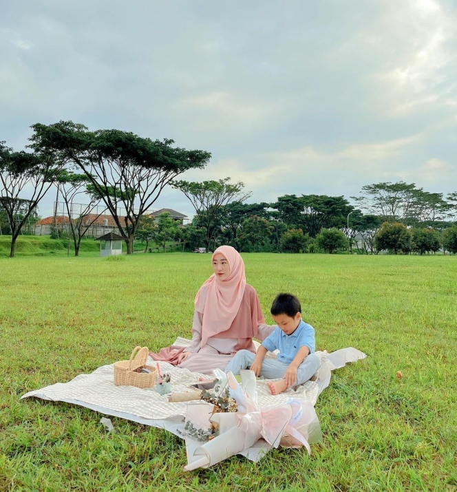 Larissa Chou Unggah Foto Saat Masih Jadi Single Parents, Kenang Perjuangannya Membesarkan Sang Anak! 