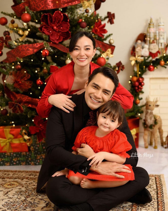 Intip Pemotretan Keluarga Asmirandah dengan Tema Natal, Damai dan Meriah Meski di Rumah Saja
