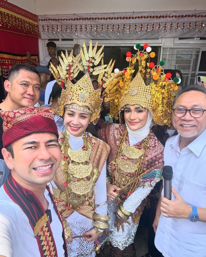 Potret Anggun Nagita Slavina Pakai Baju Adat Lampung, Diarak Warga Pakai Tandu Bak Pengantin Baru