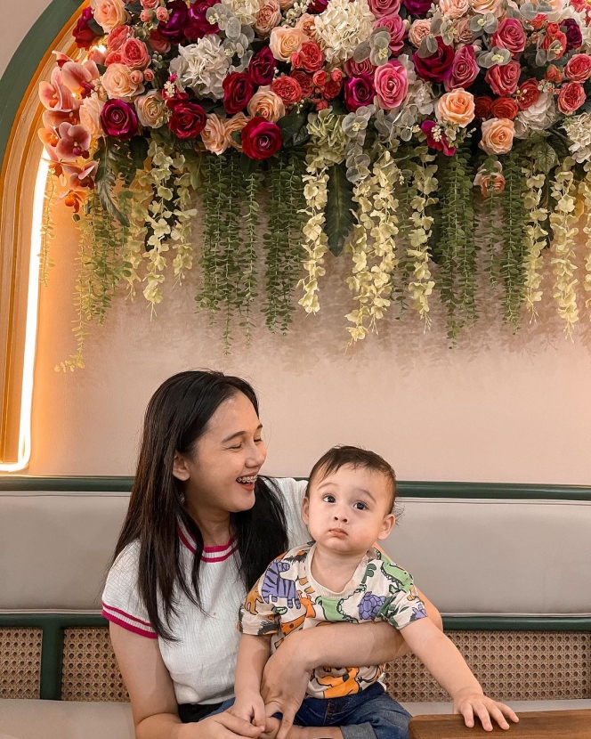 Intip 7 Potret Terbaru Baby Akshay Anak Bungsu Eza Gio yang Ganteng Bak Bule