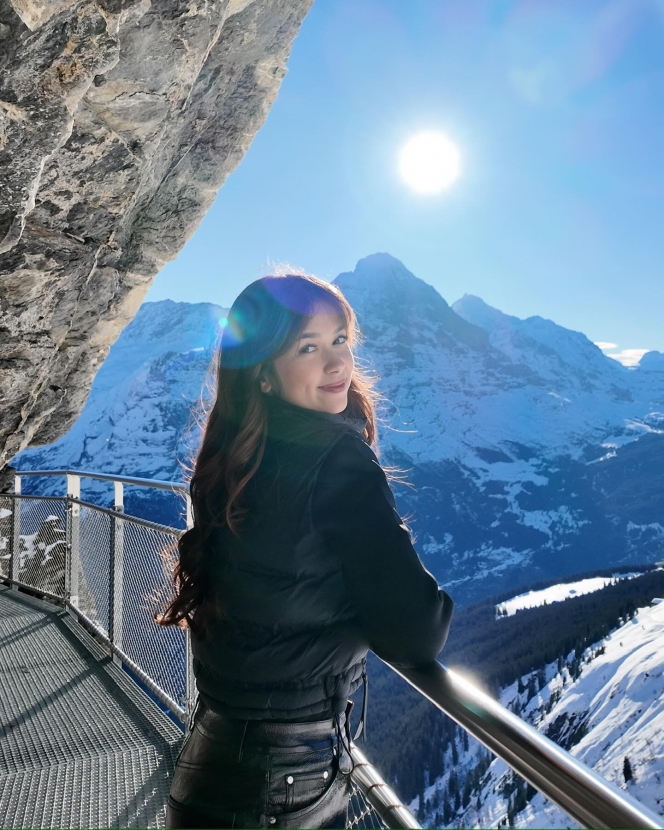Libur Akhir Tahun, Rebecca Klopper Melancong ke Puncak Jungfraujoch di Swiss Bareng Sahabat! 