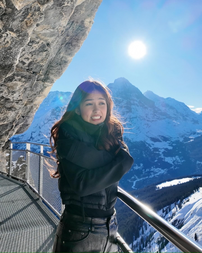 Libur Akhir Tahun, Rebecca Klopper Melancong ke Puncak Jungfraujoch di Swiss Bareng Sahabat! 