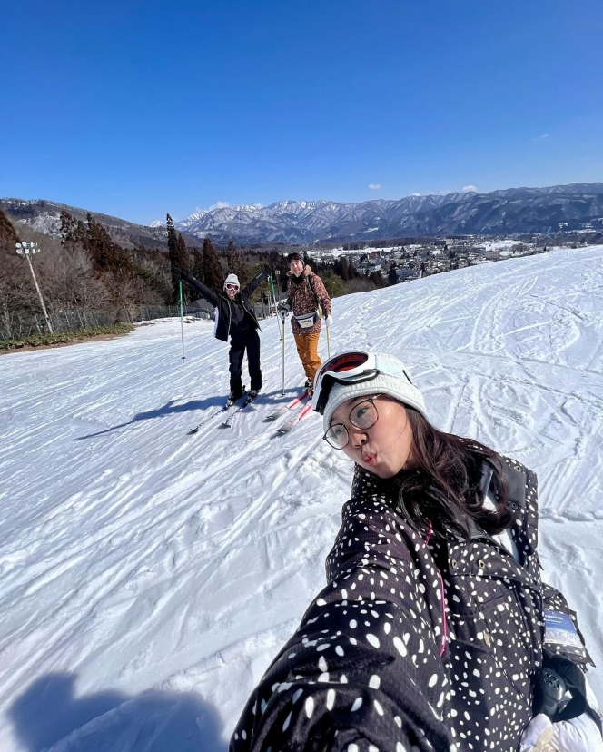 Potret Yuki Kato Main Snowboarding di Jepang, Wajah Tanpa Riasan Jadi Sorotan