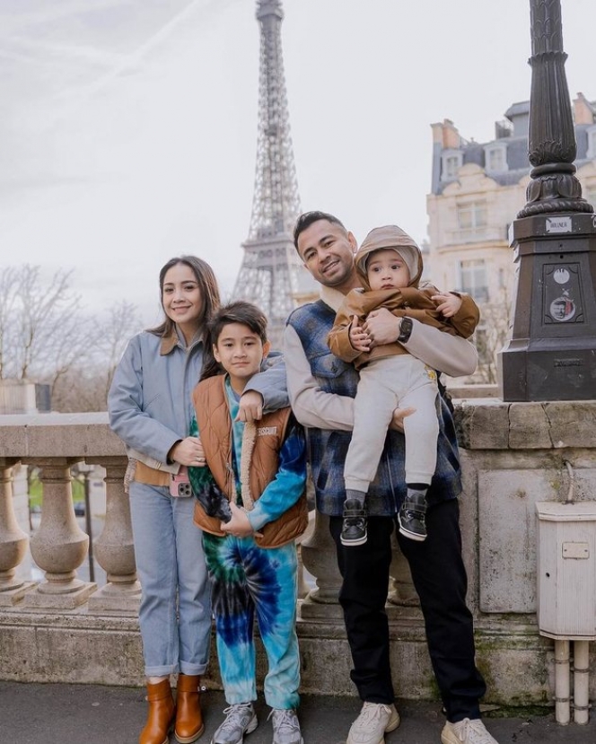 Kompak Banget Kayak Keluarga Cemara, Ini Potret Family Photoshoot Raffi Ahmad di Paris