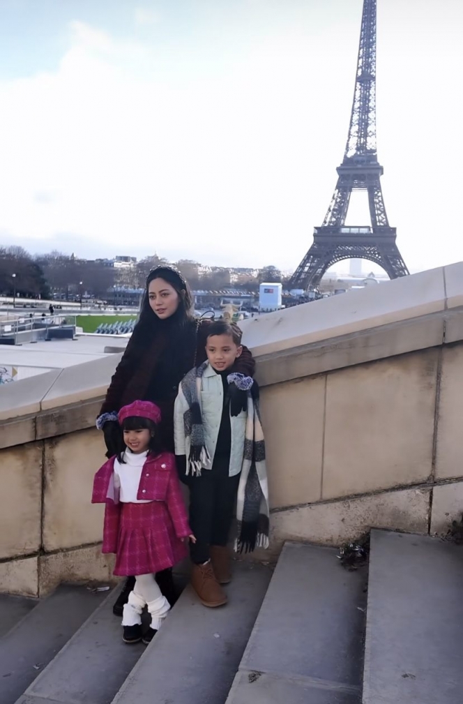 10 Potret OOTD Chava Anak Rachel Vennya di Paris, Makin Gemas dan Disebut Mirip Dulce Maria
