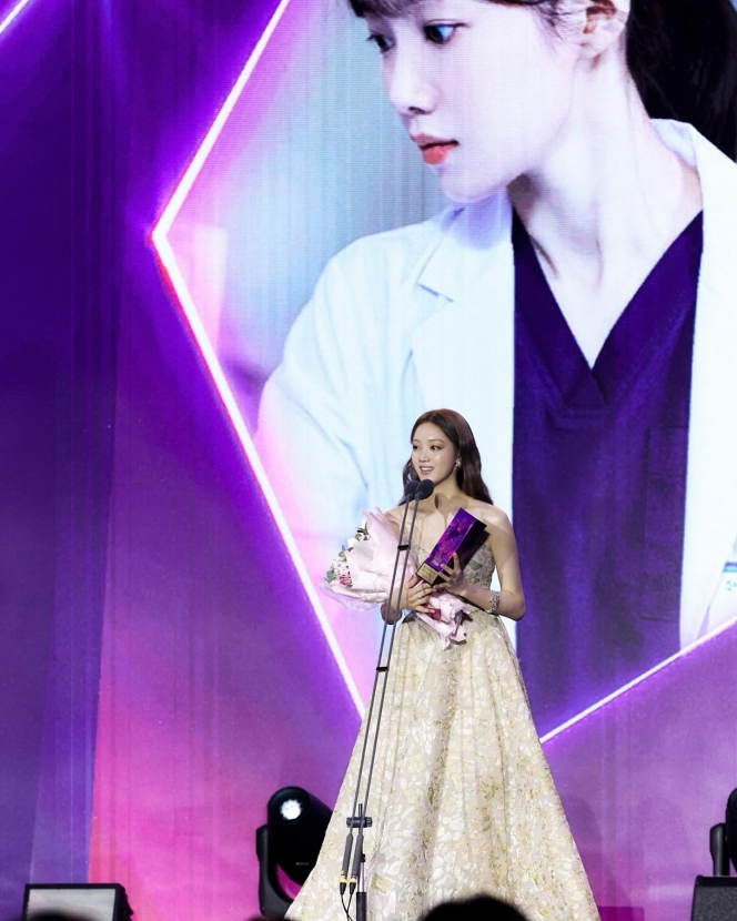 Cantiknya Tumpah Ruah, Lee Sung Kyung Tampil Bak Putri Kerajaan di APAN Star Awards 2023