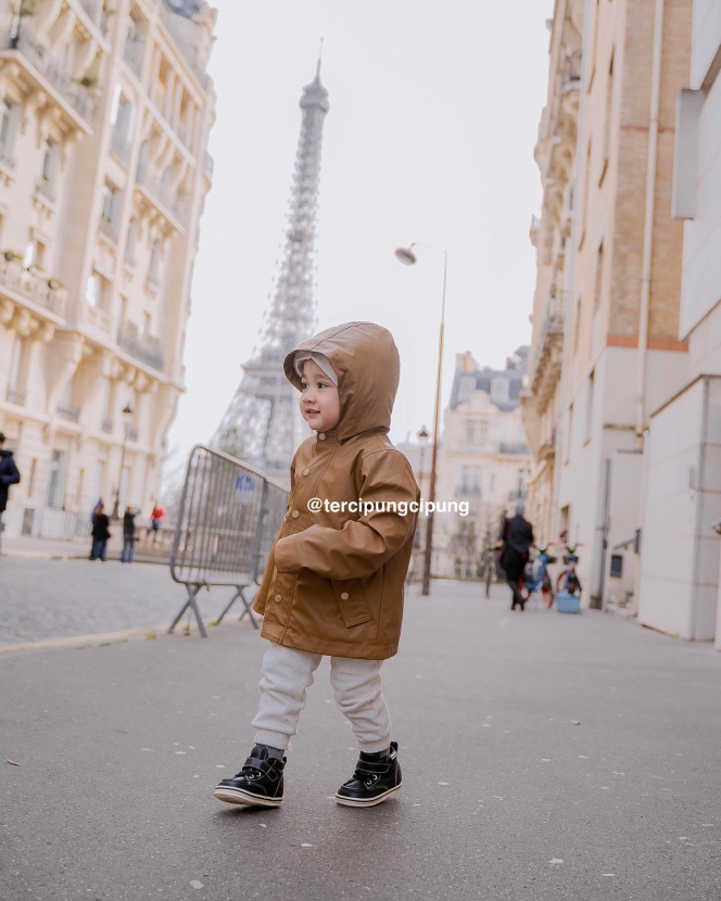 10 Potret Rayyanza Cipung saat Jalan-Jalan di Paris, Penampilannya Bikin Kagum hingga Disebut Bayi Paling Modis