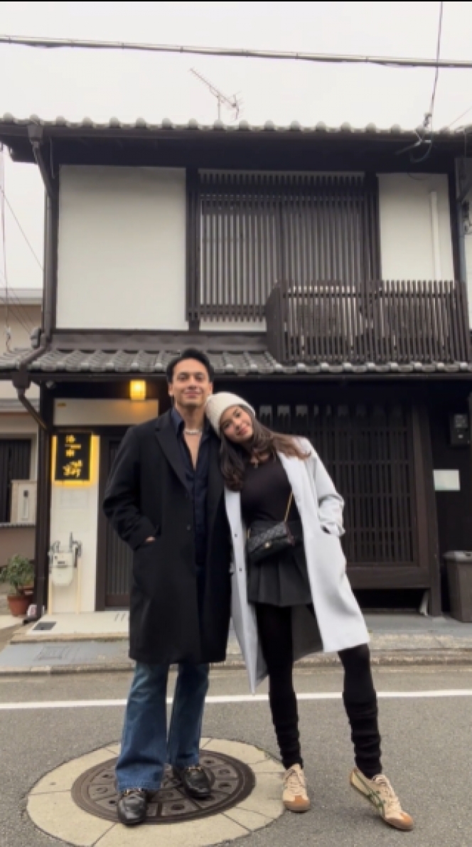 Sweet Abis! Jefri Nichol dan Maria Theodore Bagi Momen OOTD Saat di Jepang