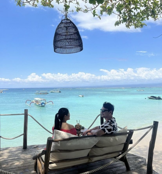 7 Potret Titi Kamal dan Christian Sugiono Liburan ke Pulau Nusa Lembongan, 14 Tahun Menikah Masih Berasa Pacaran