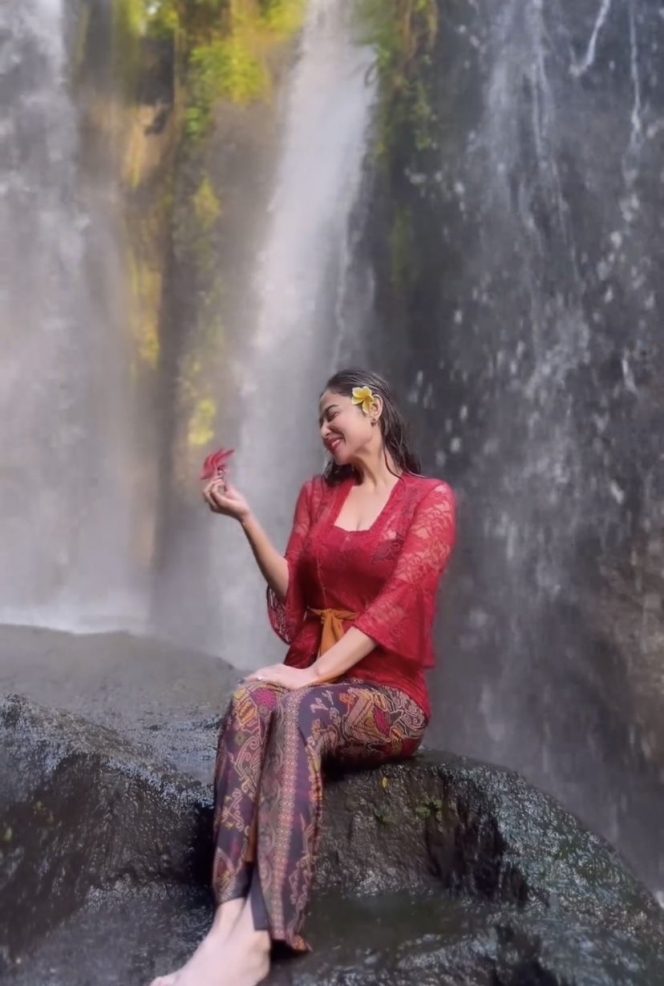 Disebut Bak Bidadari Kayangan, Ini Potret Dewi Perssik Basah-Basahan di Air Terjun Pakai Kebaya