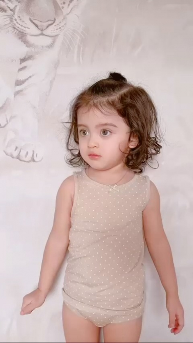 Cocok Jadi Model Cilik, Ini Foto Terbaru Baby Guzel yang Makin Stylish dan Pede Pose Depan Kamera
