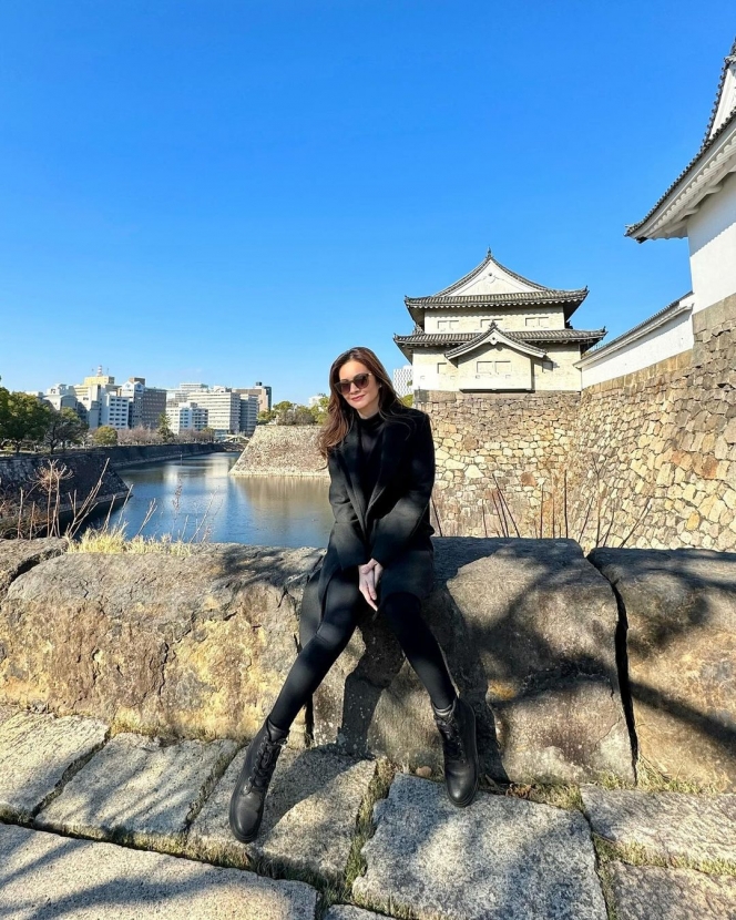 6 Potret Cut Tary Kunjungi Tokyo hingga Osaka, Outfit Sederhana Tapi Pesona Tumpah Ruah