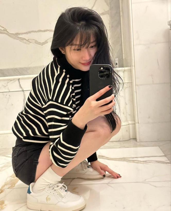 Sederet Potret Mirror Selfie Moon Ga Young yang Cantik Banget, Visualnya Unreal!