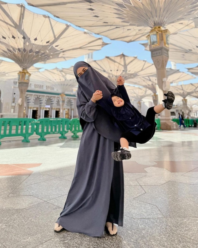 Cantik Pakai Hijab Bareng Mamanya, Ini Potret Baby Moana yang Seneng Banget Main di Masjid Nabawi