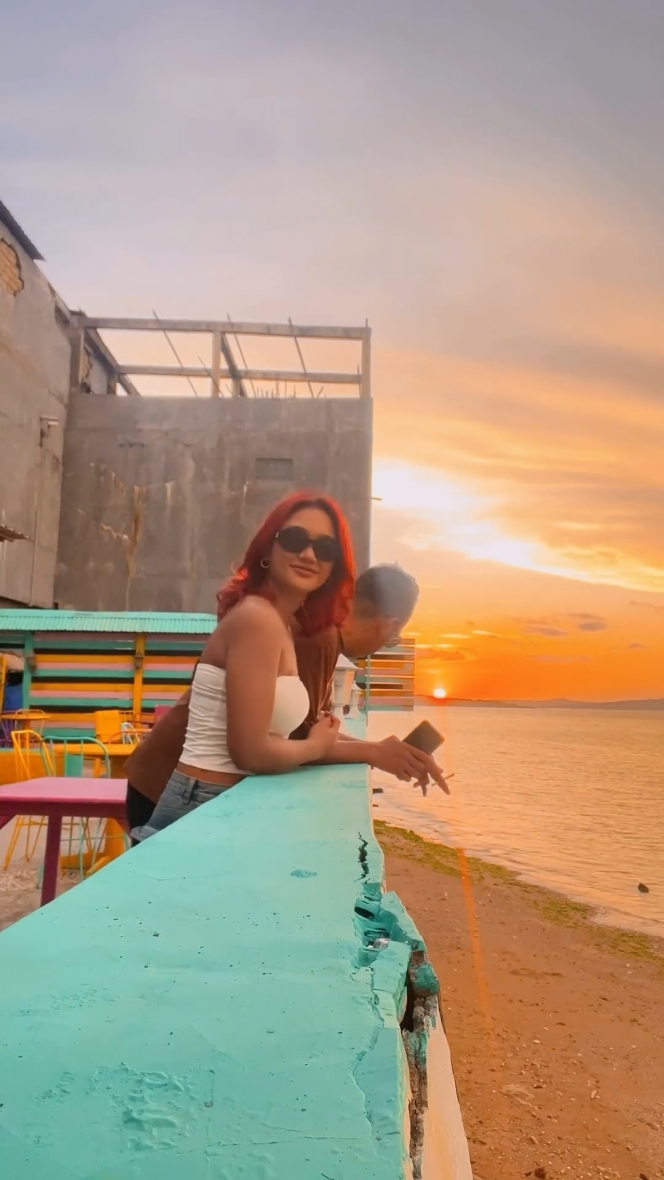 6 Potret Marion Jola Nikmati Sunset di Kupang, Orang dan Pemandangannya Sama-sama Cantik!