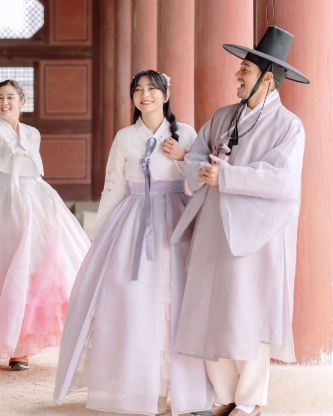 Kompak dan Family Goals, Ini 10 Hasil Pemotretan Keluarga Hesti Purwadinata Pakai Hanbok di Korea Selatan