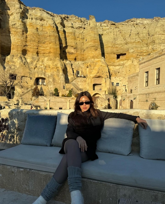 Potret Jessica Iskandar Lagi Liburan di Turkey, Asik Menginap di Hotel Dalam Gua Bareng Keluarga