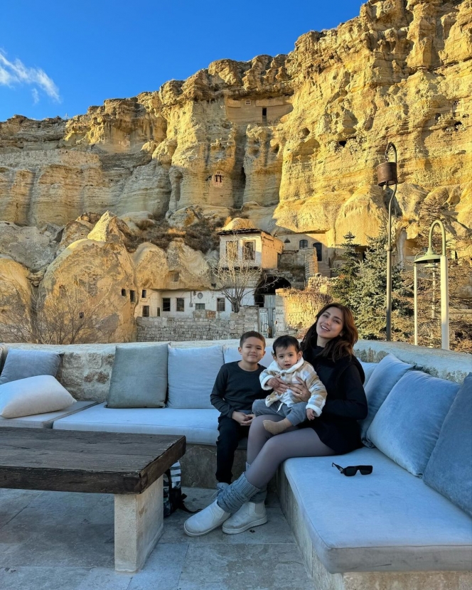 Potret Jessica Iskandar Lagi Liburan di Turkey, Asik Menginap di Hotel Dalam Gua Bareng Keluarga