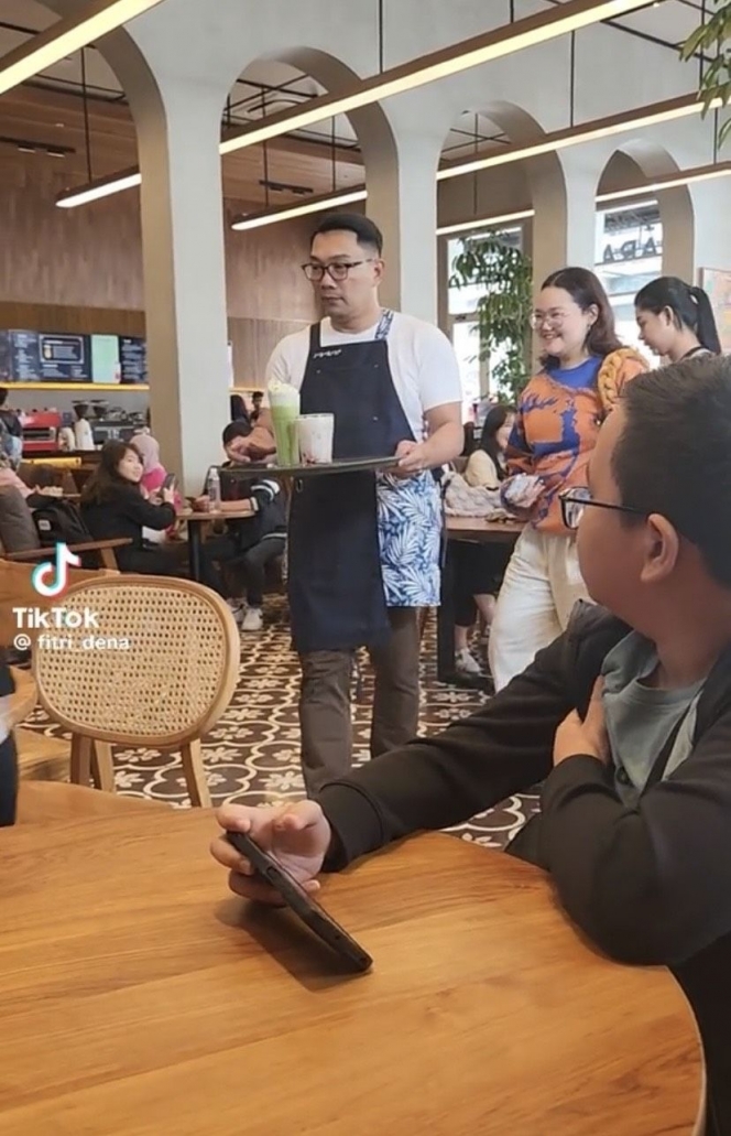 Biasa Tampil Necis Pakai Seragam Gubernur, Ini Potret Ridwan Kamil saat Jadi Waiter Coffeee Shop