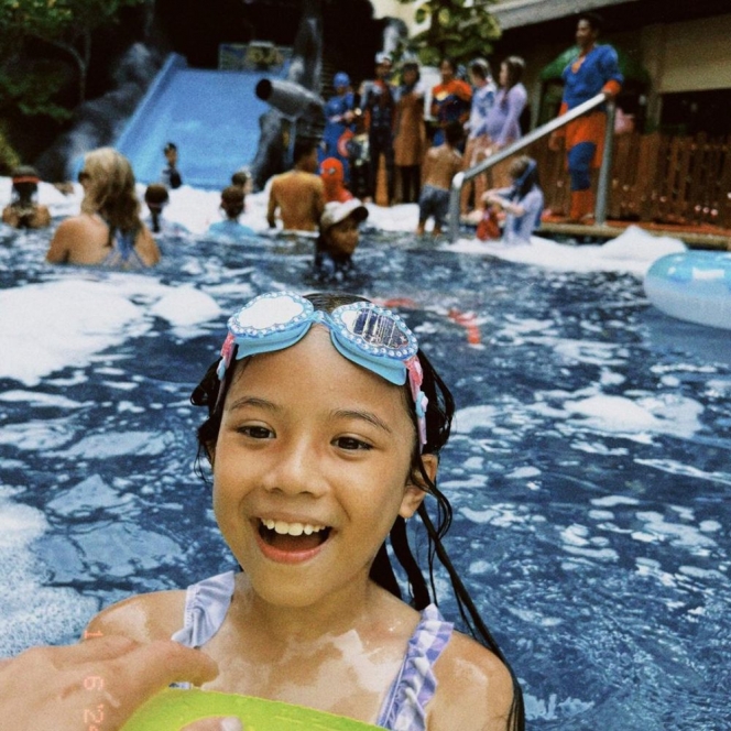 Berenang Bareng Busa, Ini Potret Seru Gempi saat Ikutan Foam Party di Bali