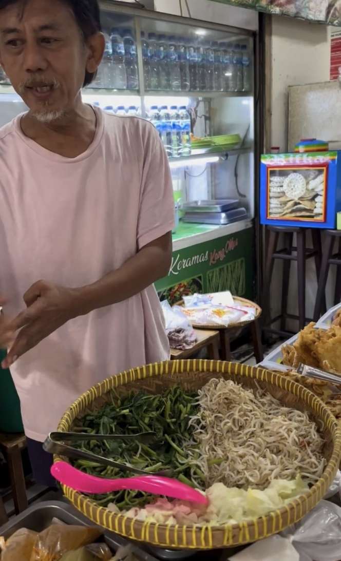 Deretan Potret Epy Kusnandar Yang Banting Setir Jual Makanan Di Kantin