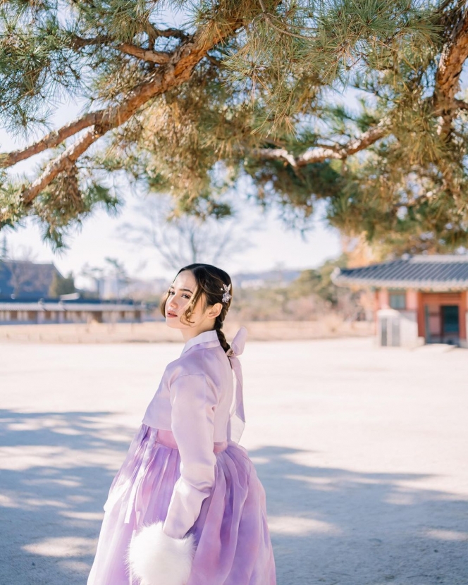 8 Potret OOTD Syifa Hadju Pakai Hanbok Waktu Liburan ke Korea, Mirip Cewek-cewek di Drakor nih!