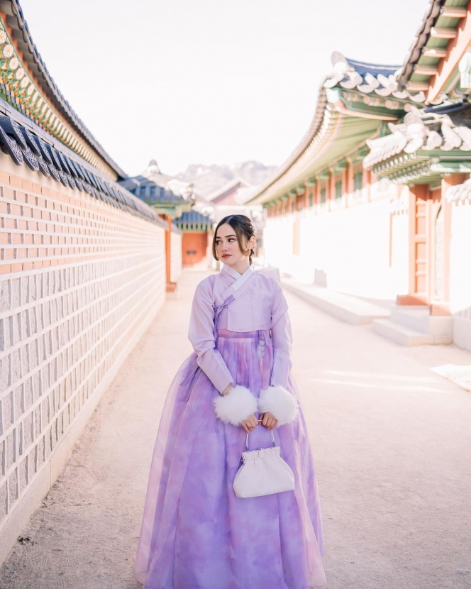 8 Potret OOTD Syifa Hadju Pakai Hanbok Waktu Liburan ke Korea, Mirip Cewek-cewek di Drakor nih!