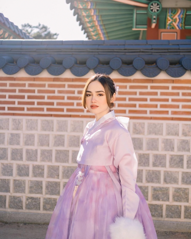 8 Potret OOTD Syifa Hadju Pakai Hanbok Waktu Liburan ke Korea, Mirip Cewek-cewek di Drakor nih!