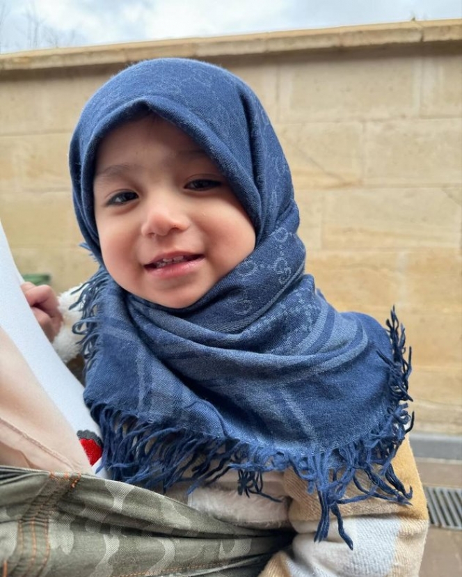 Pakai Syal di Kepala Malah Jadi Kelihatan Cantik, Ini Potret OOTD Baby Don saat Jalan-Jalan di Turki